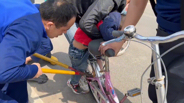 11时17分,消防救援人员到达现场,一位妈妈正抱着一个不断哭泣的男孩