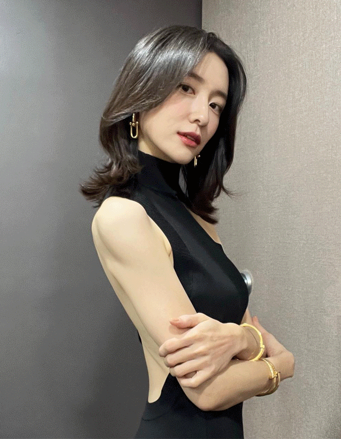 除此之外,此前在《财阀家的小儿子》中饰演「气质大嫂」的朴智炫,以及