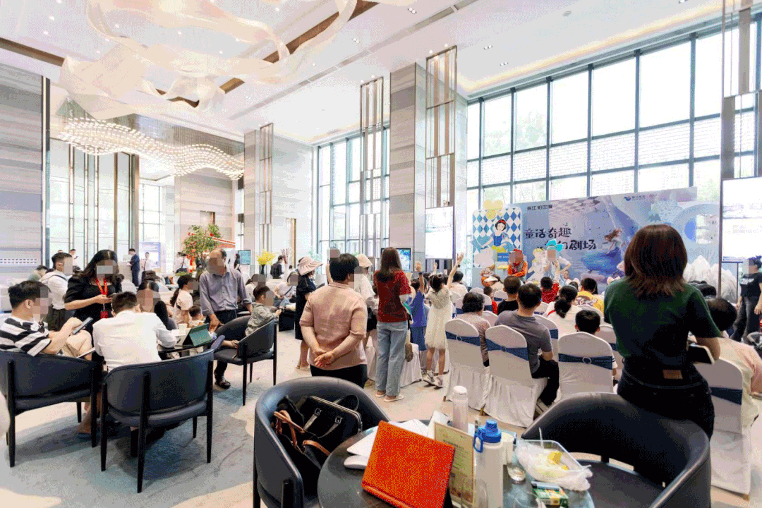 现场直击公立华附刚官宣这个售楼部就被挤爆了