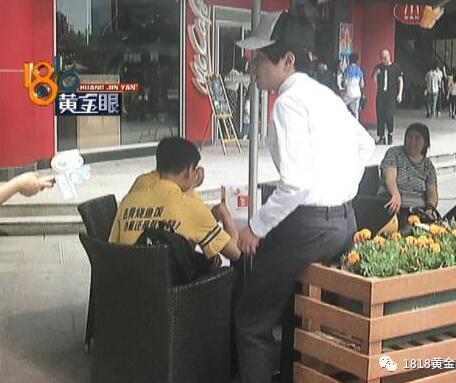 小伙地摊上做了个眉毛 现在很后悔（组图） - 6