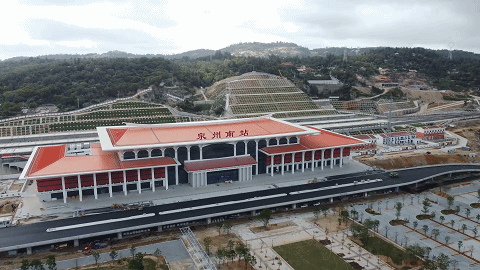 南站位于晋江永和镇坂头村,站房总建筑面积约3万平方米,站场为3台7线