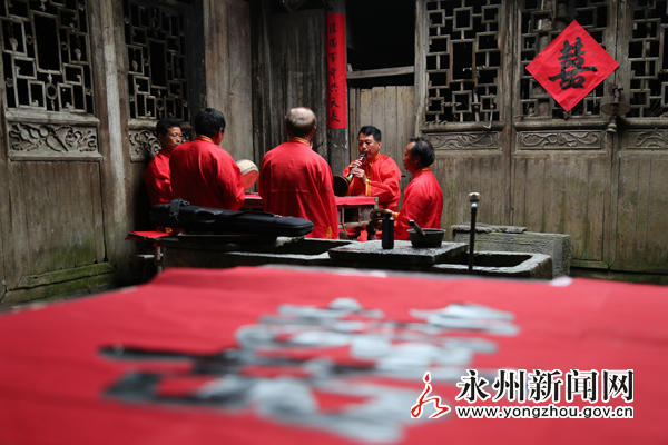 湖南这古村庄办婚礼很奇怪：新娘盖黑布（组图） - 1