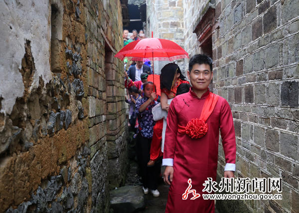 湖南这古村庄办婚礼很奇怪：新娘盖黑布（组图） - 4