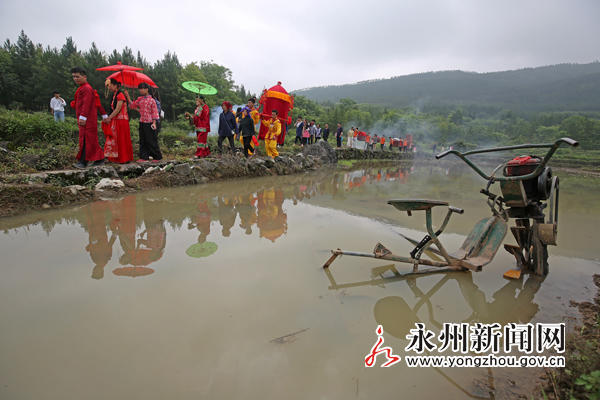 湖南这古村庄办婚礼很奇怪：新娘盖黑布（组图） - 6