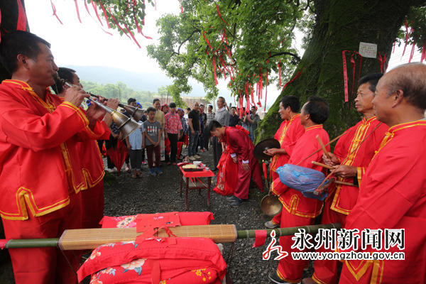 湖南这古村庄办婚礼很奇怪：新娘盖黑布（组图） - 7