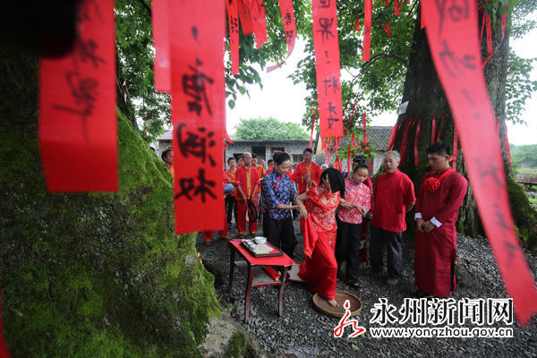 湖南这古村庄办婚礼很奇怪：新娘盖黑布（组图） - 8
