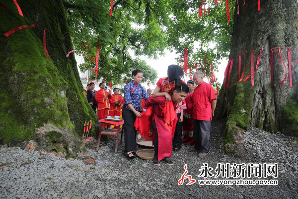 湖南这古村庄办婚礼很奇怪：新娘盖黑布（组图） - 9