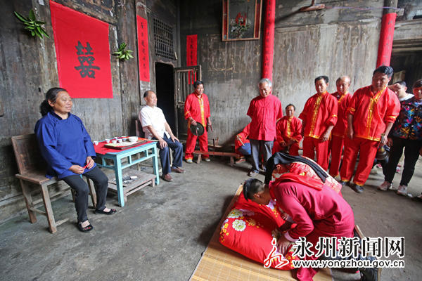 湖南这古村庄办婚礼很奇怪：新娘盖黑布（组图） - 10