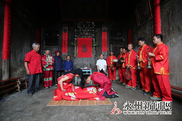 湖南这古村庄办婚礼很奇怪：新娘盖黑布（组图） - 11