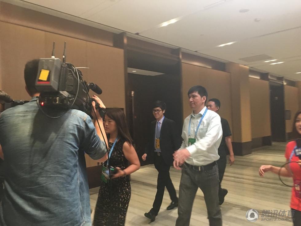 围棋人机博弈正式打响!柯洁挠头思考