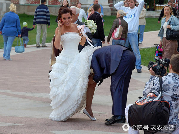 新娘新郎婚纱真的亲嘴_新郎新娘卡通图片(2)