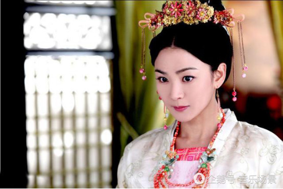 洪小铃戴古装头饰比拼,一个像小公主,一个像丑小鸭