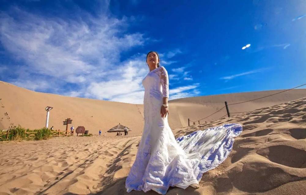 鸣沙山婚纱照_敦煌鸣沙山婚纱照