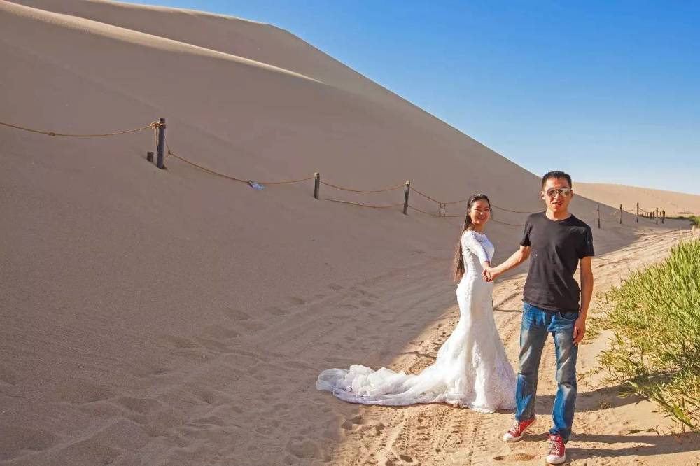 鸣沙山婚纱照_敦煌鸣沙山婚纱照