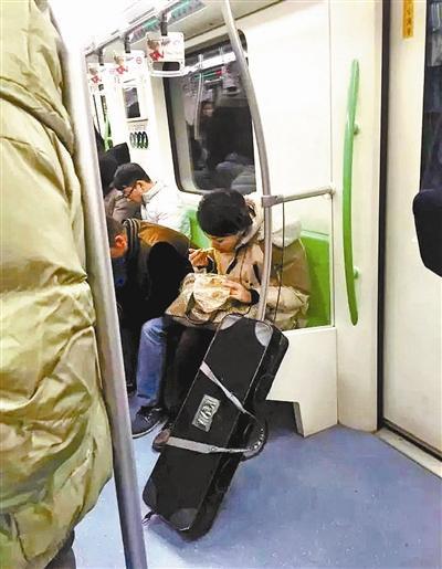 "凤爪女"回应地铁上吃麻辣烫