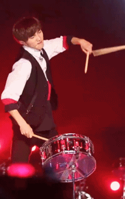 这时候《日不落》的赵磊,眼神温柔似水,装得下千万种风情和柔光.