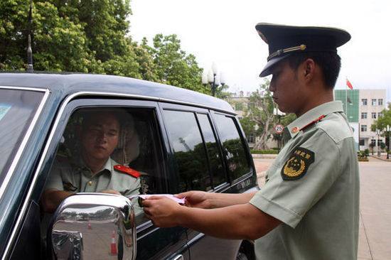 部队什么级别军官可以配车?