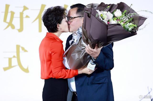 新书发布会上,杨澜与丈夫亲吻