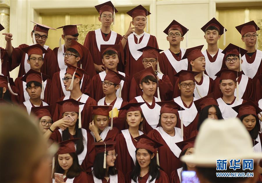 7月8日,中加学校的高中毕业生在典礼开始前准备拍摄毕业合影.