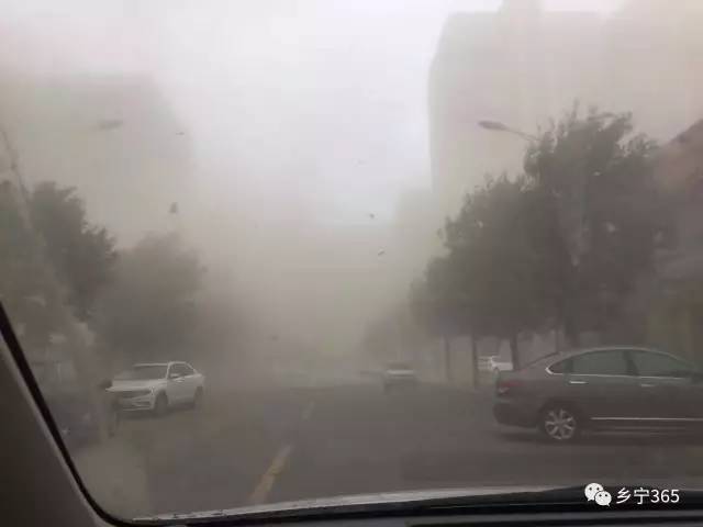 突发▎乡宁被妖风袭击!房屋受损,车玻璃被砸