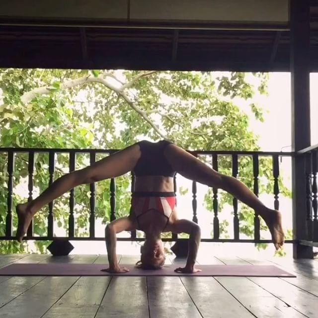 当瑜伽与柔术结合,外国小姐姐的一字马让我紧