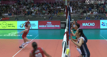 gif-土耳其队员遭队友踩手 朱婷急躁进攻违例
