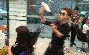 搞笑gif图片:当相亲妹子遇见渣男,想哭的心都有