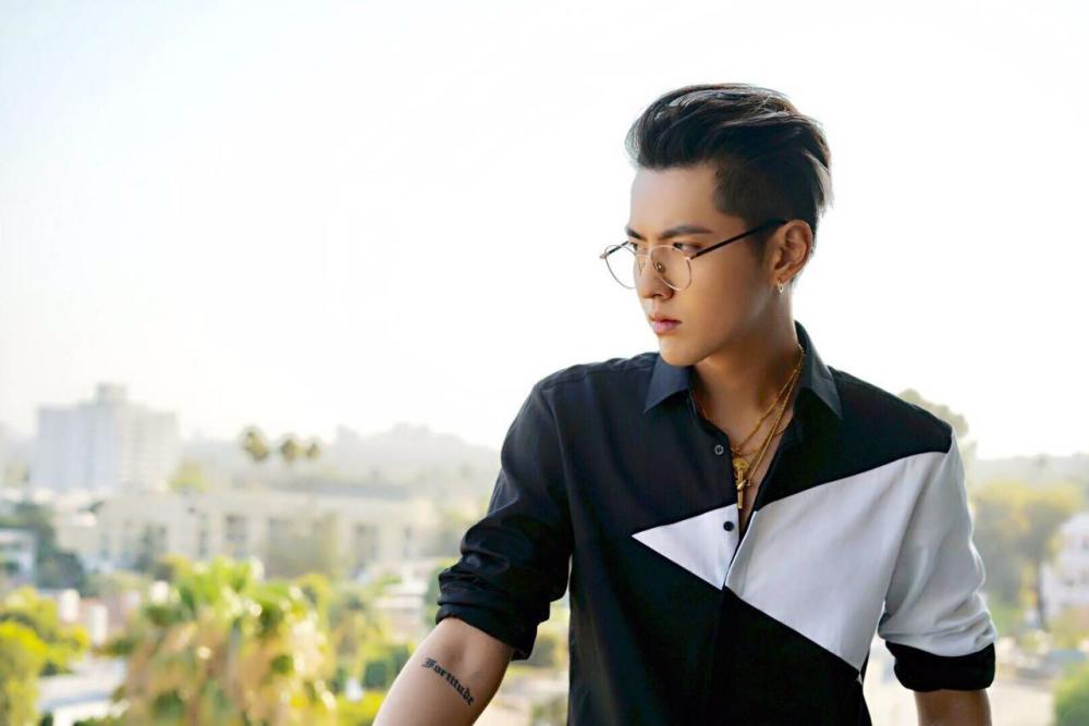 吴亦凡新造型帅了一脸,网友:戴上眼镜跟白敬亭