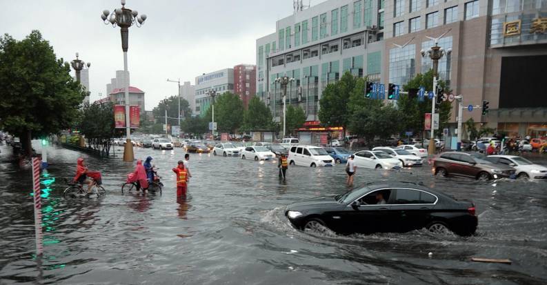 石家庄突降暴雨积水严重,多辆汽车被淹,救援人员拿砖头破窗救人