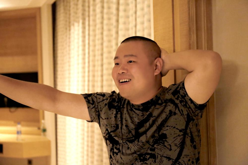 搞事情!助理半夜不安分,岳云鹏喊话:冲冲,你能我让睡会吗?