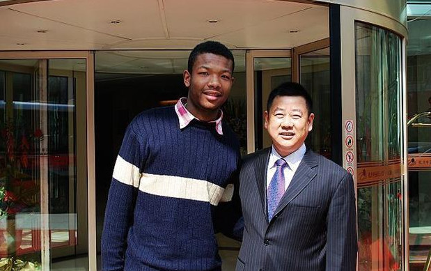 为中国效力的中黑混血运动员,多是单亲,被黑人