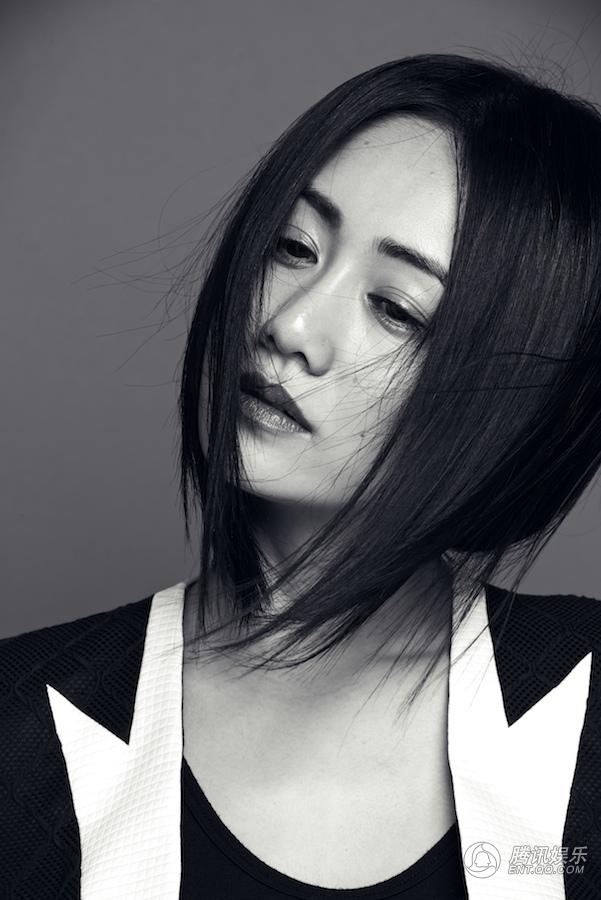高清:刘云素雅黑白写真 眼神纯澈动人