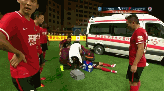 gif-奥特森扎哈维射空门 辽足小将重伤坐救护车送医