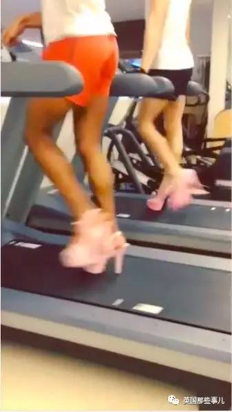 两个芭蕾舞团的男舞者,跳芭蕾舞没火,因为一双