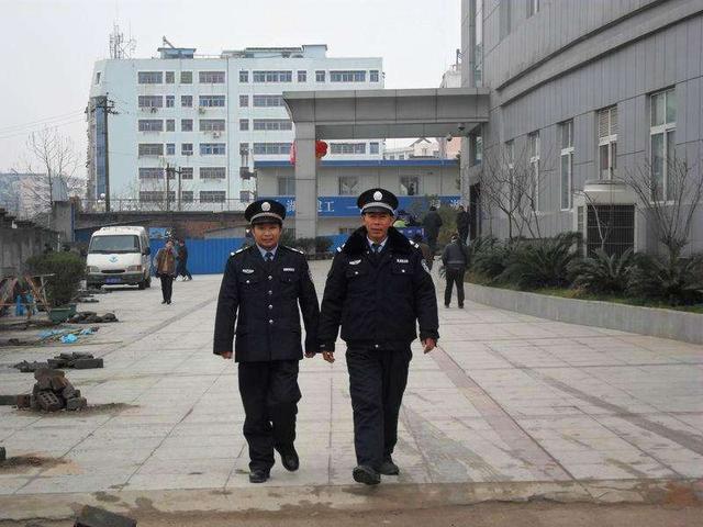 保安救女老总_李信保安头像(3)