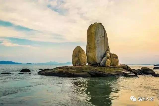 在平潭,有个像天神头枕沙滩,足伸南海的奇石,叫海坛天神.