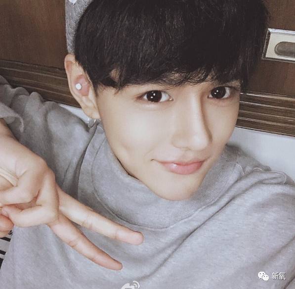 王俊凯的大学同学全是网红脸版的张柏芝和张天爱啊!