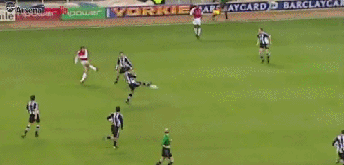 2002年 阿森纳 客场对阵纽卡斯尔的比赛中,博格坎普接皮雷助攻,巧妙