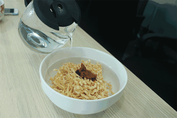 方便面|为什么泡面一定要泡3分钟？原来我们一直都被骗了