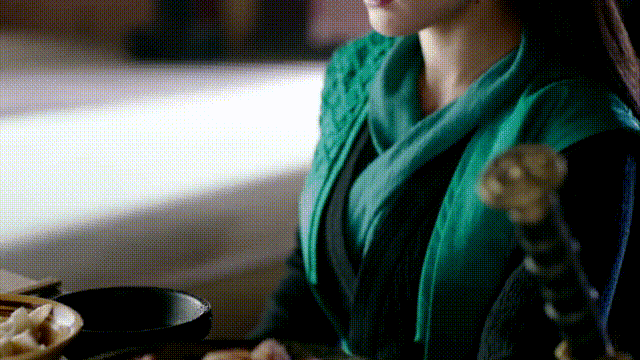里就贡献了这样一套装扮,小编觉得这根本就是一般古装片里的女装啊!