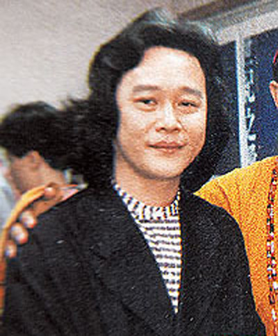 视频:25届台湾金曲奖 张小燕代彭国华领奖,时长约5分40秒 张小燕代