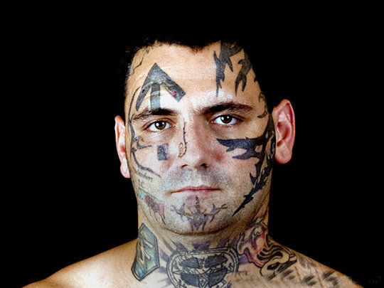 美国黑帮老大决定金盘洗手,做25次手术去除身上所有纹身