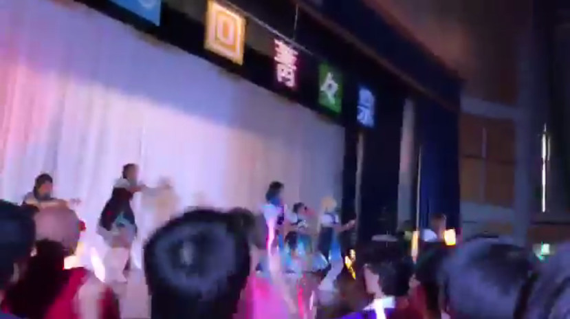 疯狂打CALL应援女装汉子 岛国男子中学文化祭表演惊人 
