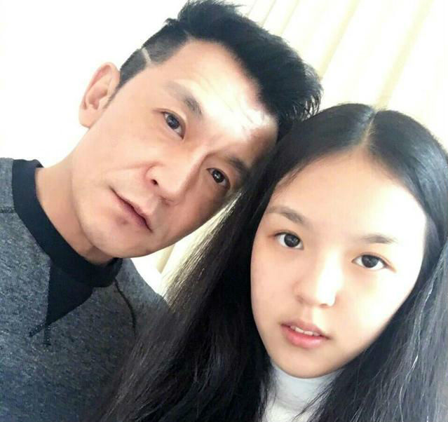 法图麦·李留着一头乌黑的长发,现在的她还在读书,她五官精致,眼大鼻