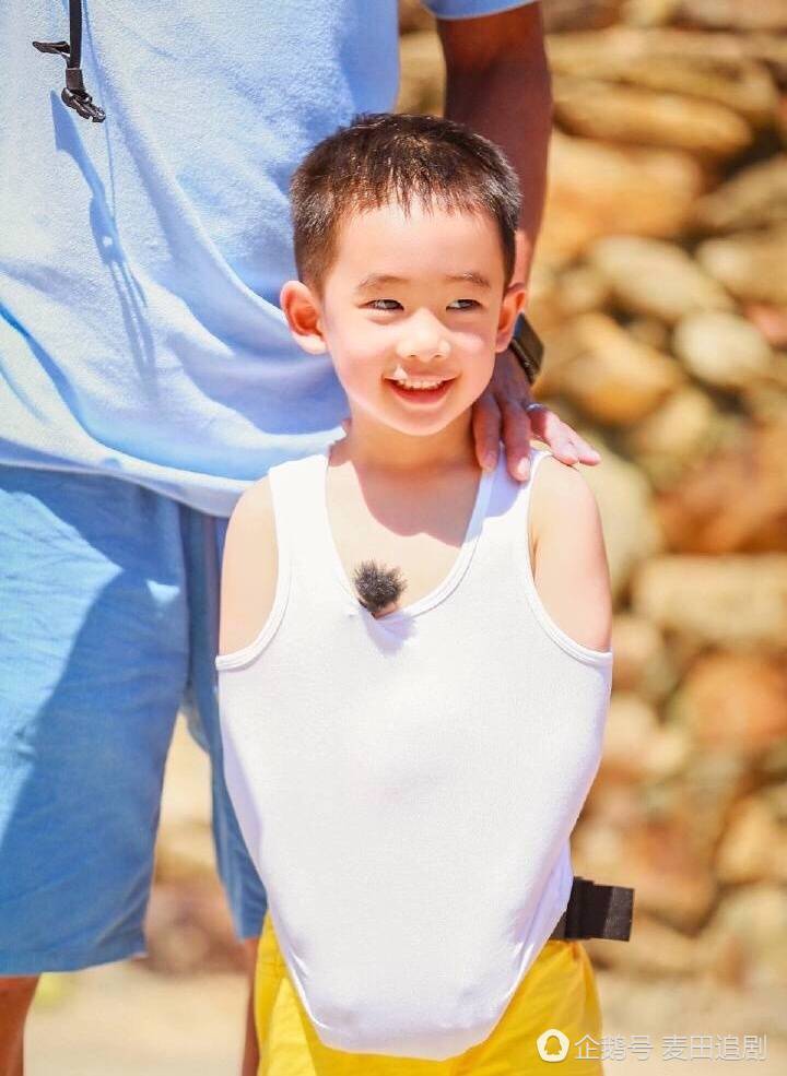 Jasper化身喊麦小王子,安慰老爸陈小春的摸头