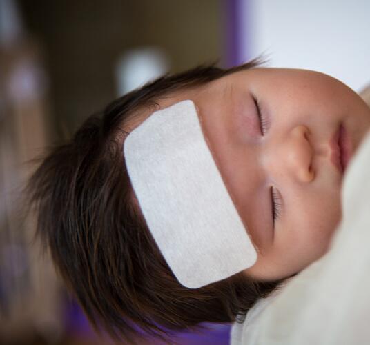 宝宝一发烧就慌得手忙脚乱?学会这些能当半个