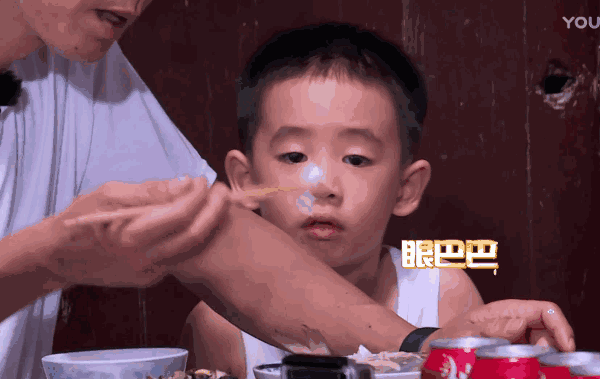 除了老公陈小春被她hold住了,还因为她对孩子的教育非常成功,所以才