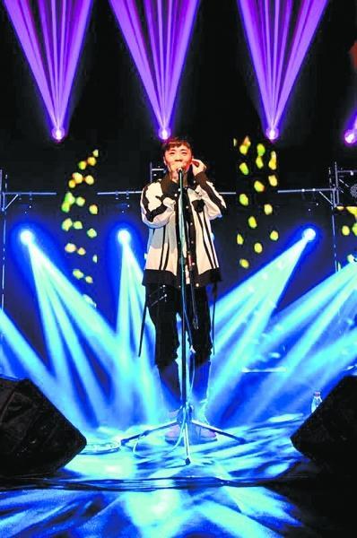 这一年来,杨搏一直在摸索,转型成专业歌手,"我在音乐这条路上是有野心