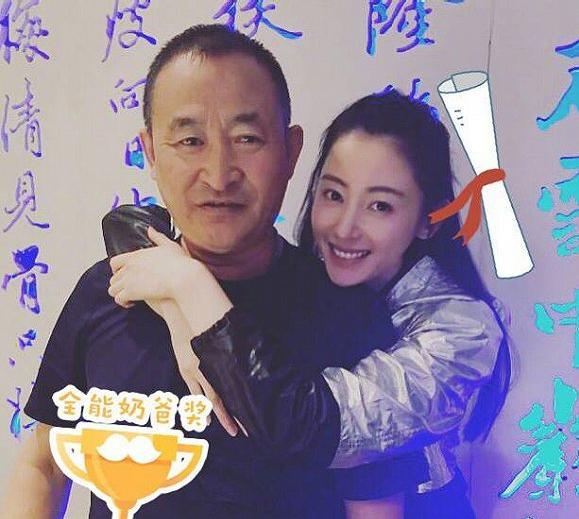 张天爱素颜直播做猪鼻子,证明没整?其实看爸爸