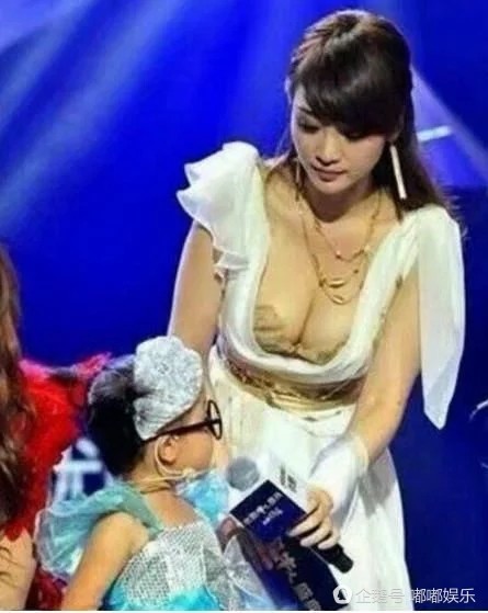 柳岩低胸装袭来!弯腰时小伙伴们都惊呆了!